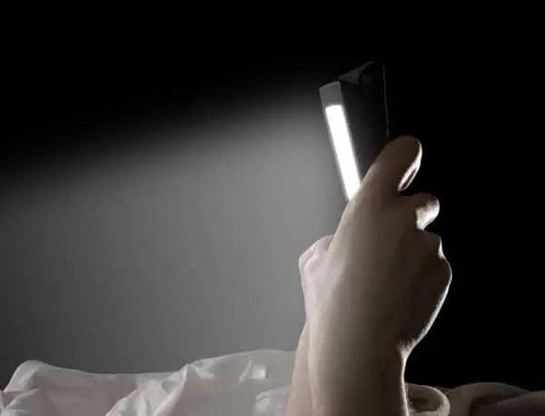 la lumière bleue des écrans de smartphone fatigue les yeux