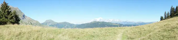 Photo panoramique du Mont Blanc surexposé avec couleur délavées